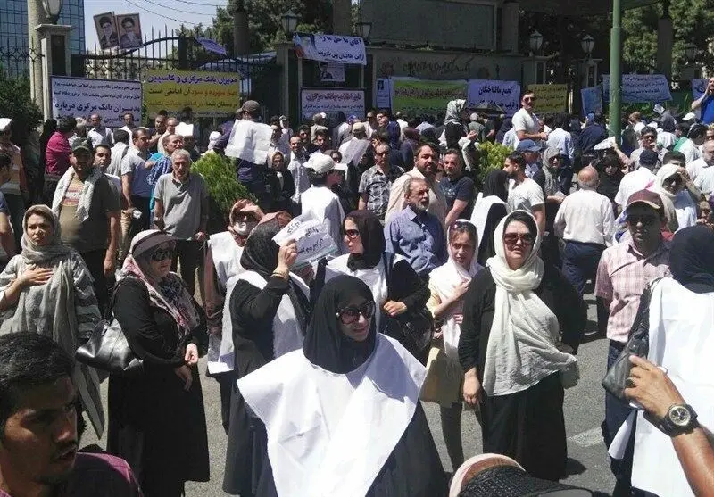 (تصاویر)کاسپینی‌ها مقابل بانک مرکزی کفن پوش شدند