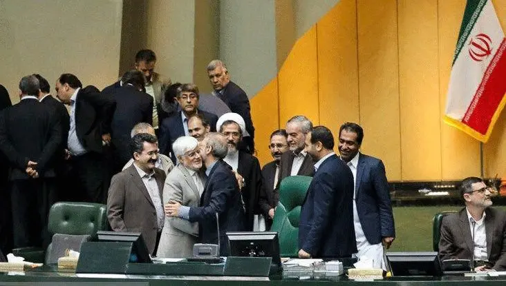(عکس) روبوسی لاریجانی با عارف در مجلس