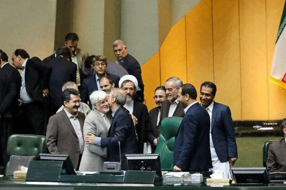 (عکس) روبوسی لاریجانی با عارف در مجلس