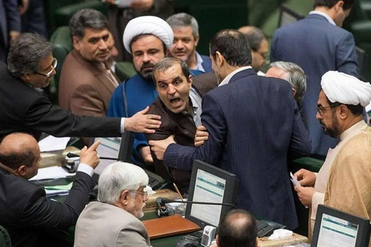 ماجرای عکسی پرحاشیه در صحن مجلس