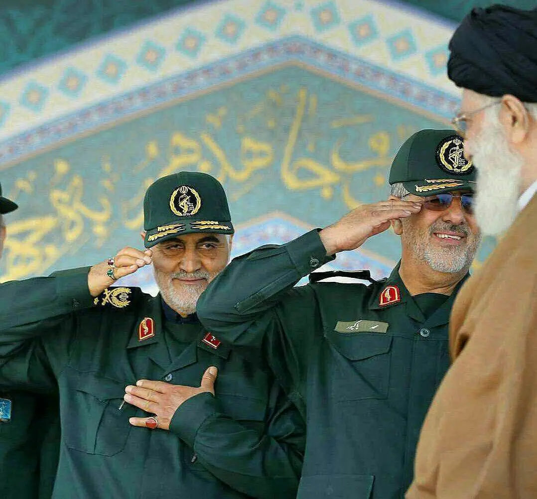 (عکس) احترام سردار سلیمانی به رهبر انقلاب