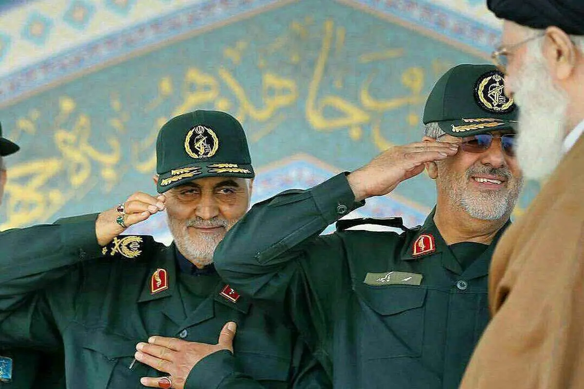 (عکس) احترام سردار سلیمانی به رهبر انقلاب