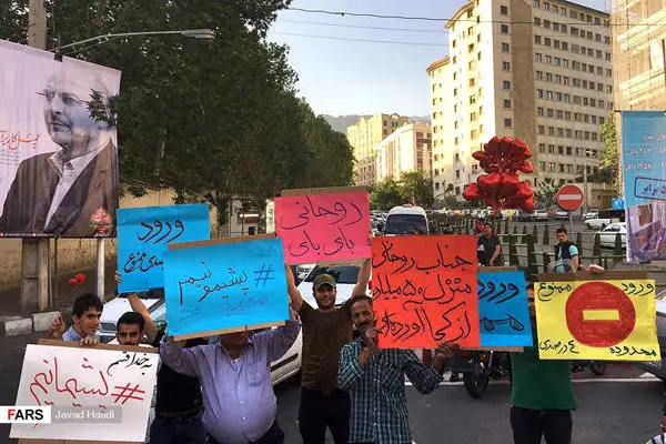 (تصاویر) تجمع در حوالی خانه روحانی