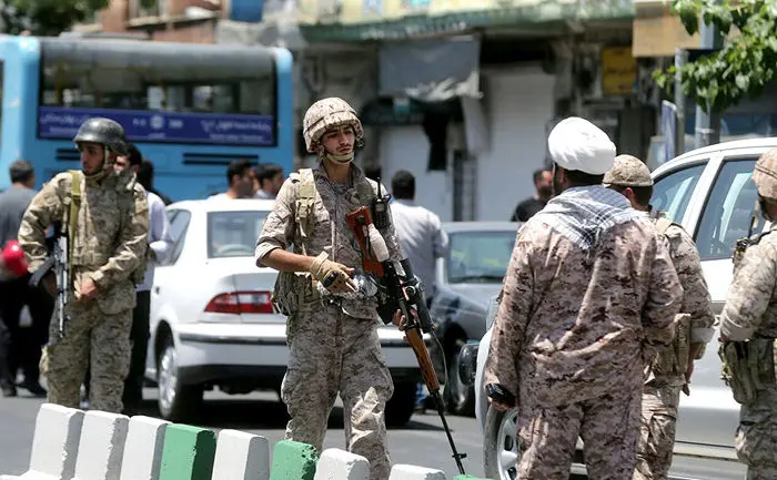 (تصاویر) تک‌تیراندازها اطراف ساختمان مجلس