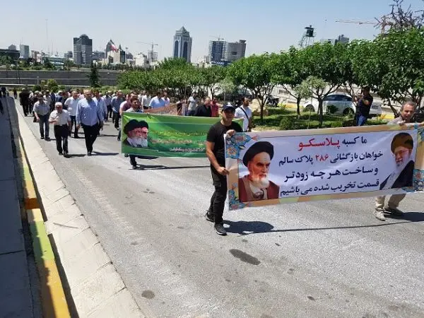 (عکس) تجمع کسبه پلاسکو مقابل بنیاد مستضعفان