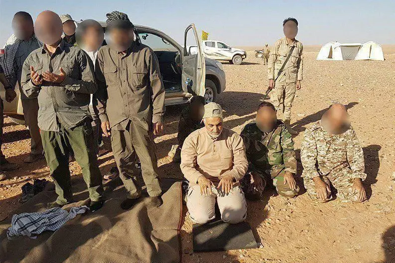 (عکس) نماز شکر لشکر فاطمیون همراه سردار سلیمانی