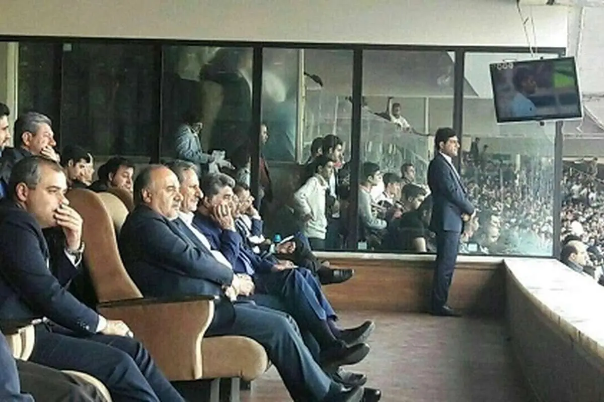 جهانگیری در حال تماشای بازی ایران - ازبکستان