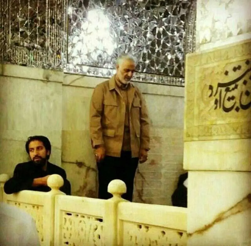 (عکس) سردار سلیمانی در حرم امام رضا(ع) در عید فطر