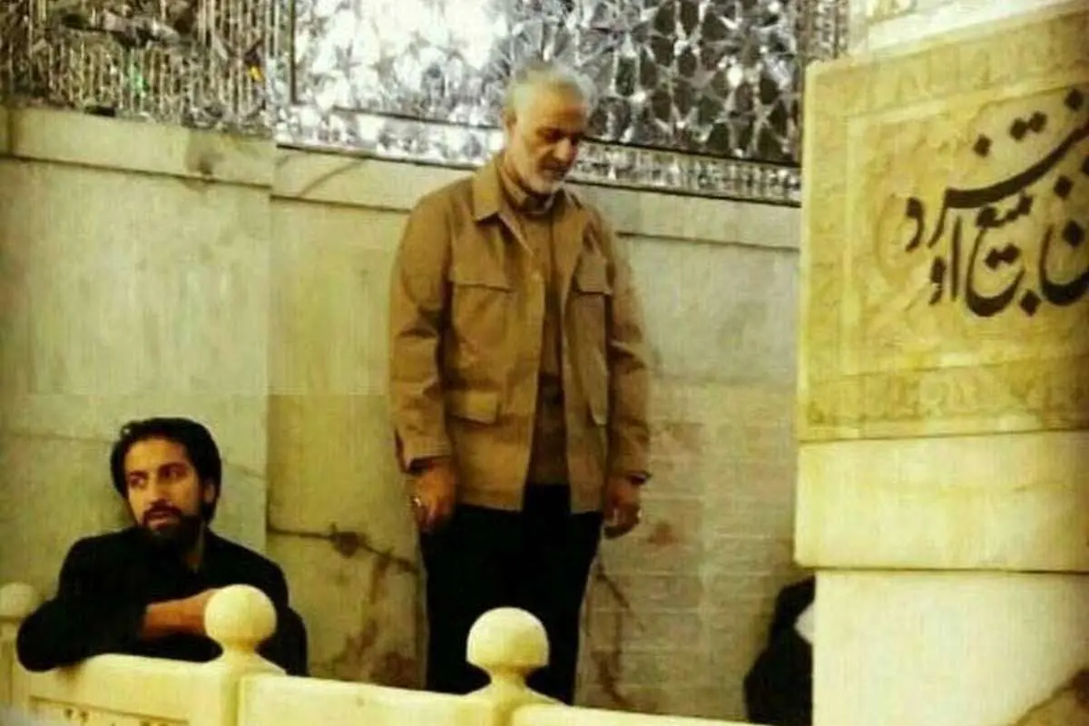(عکس) سردار سلیمانی در حرم امام رضا(ع) در عید فطر
