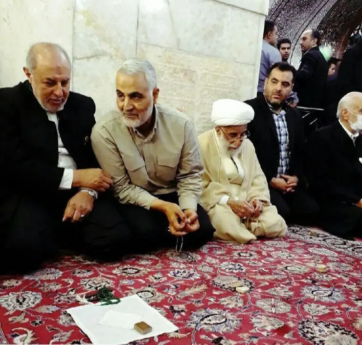 (عکس) هم‌نشینی سردار سلیمانی با آیت‌الله جنتی در حرم امام رضا