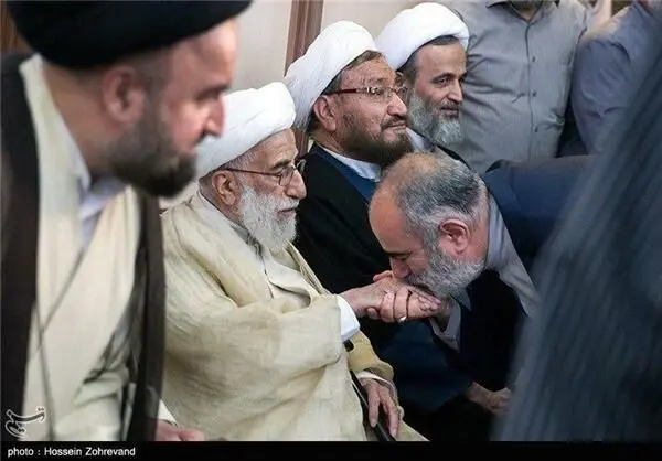 (عکس) بوسه مشاور روحانی بر دست آیت‌الله جنتی