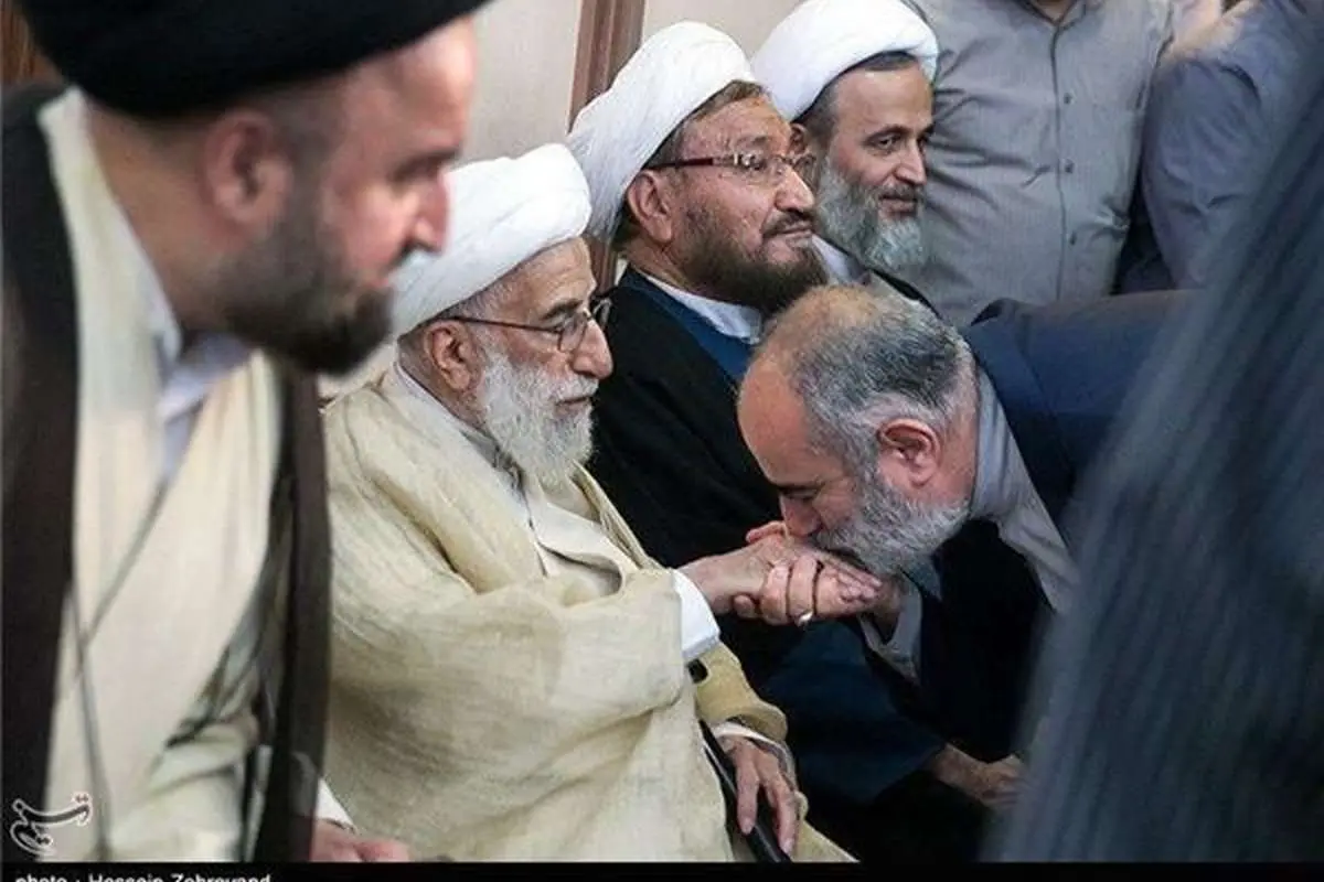 (عکس) بوسه مشاور روحانی بر دست آیتالله جنتی