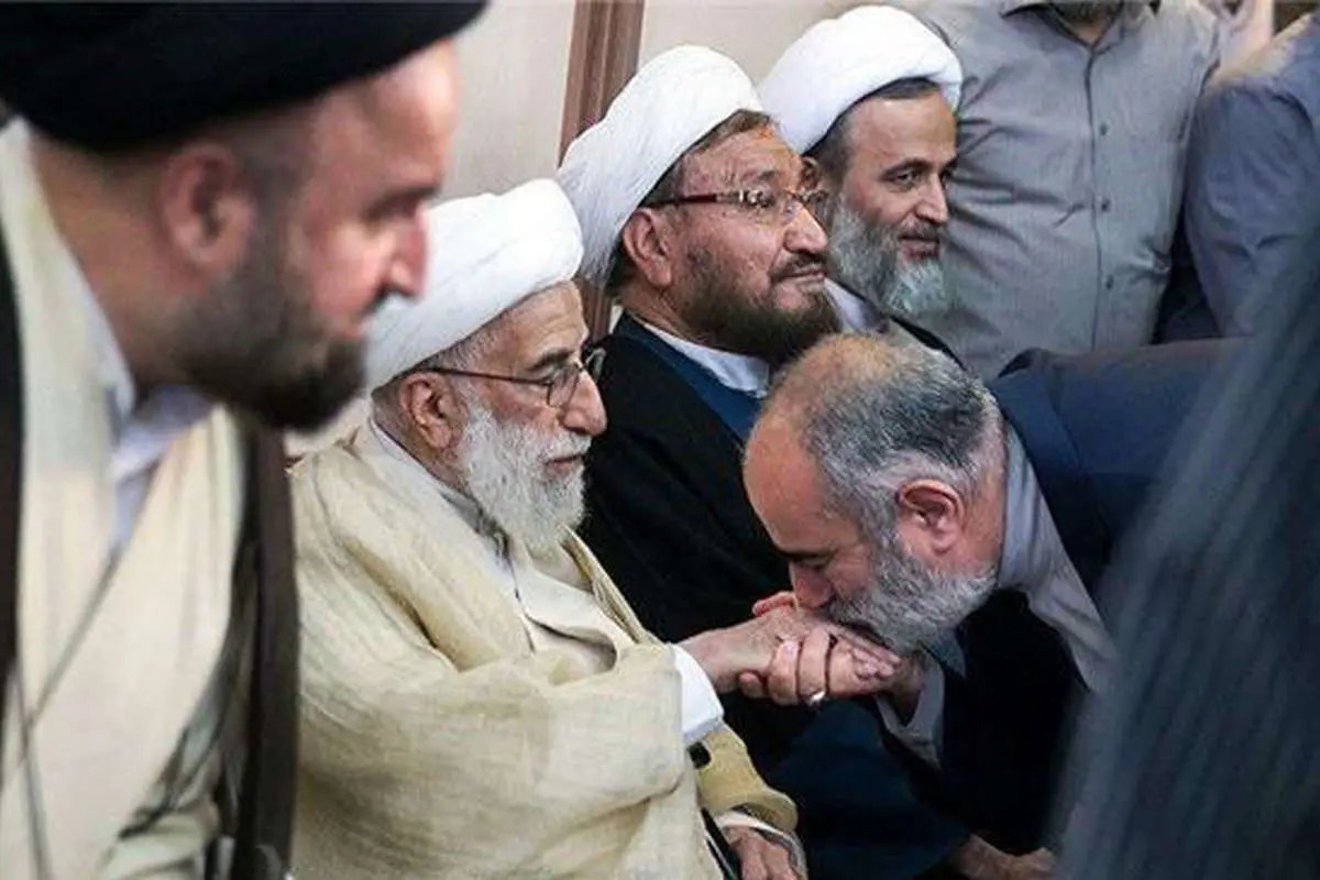 موج انتقاد از یک دست بوسی