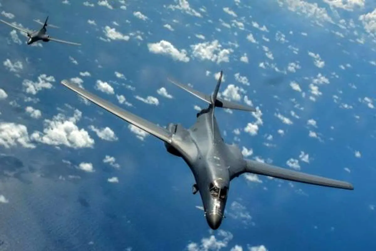 پرواز بمب‌افکن‌های آمریکایی بر فراز منطقه مورد ادعای چین