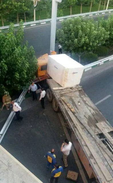 سنگ ۲۰ تنی، بزرگراه نیایش را بست