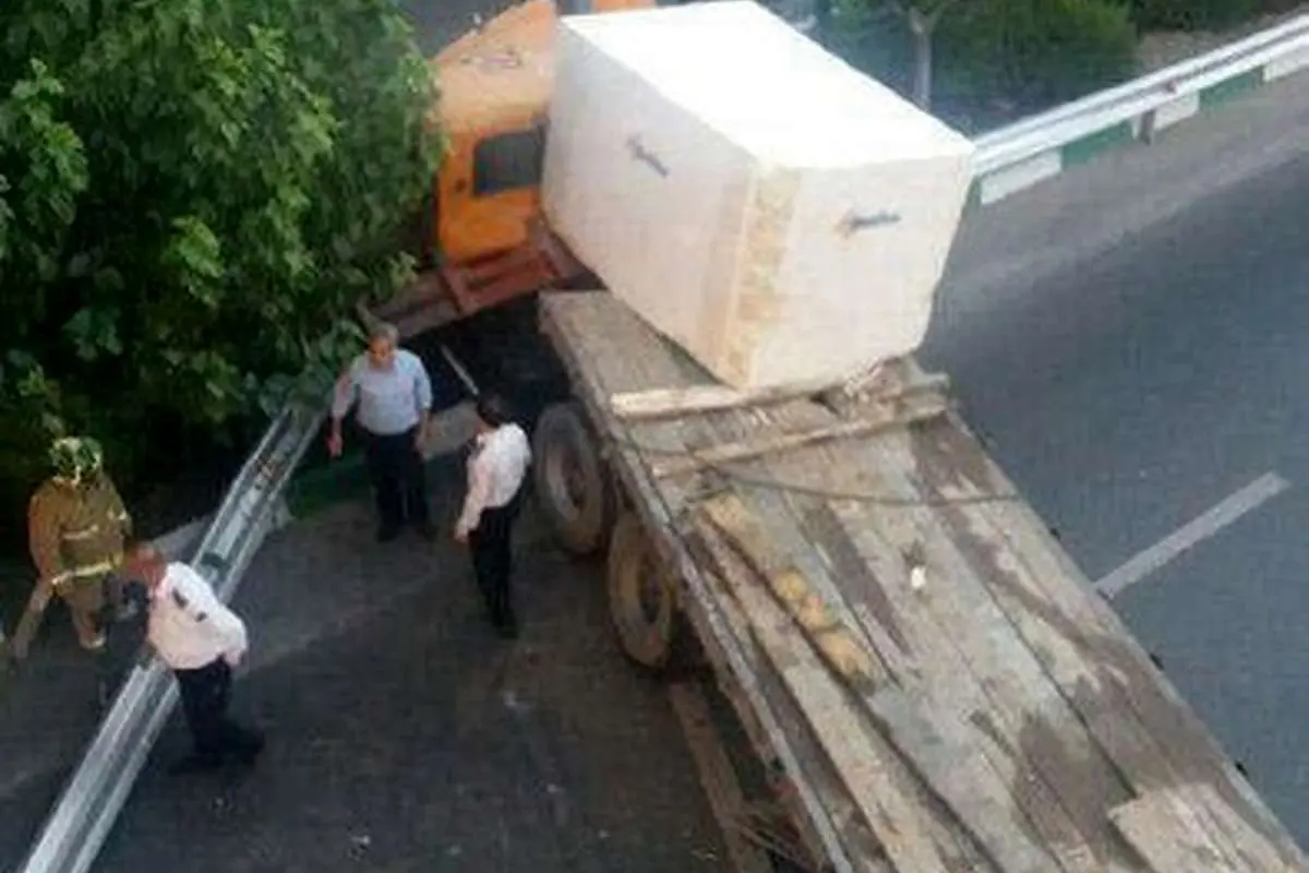 سنگ ۲۰ تنی، بزرگراه نیایش را بست