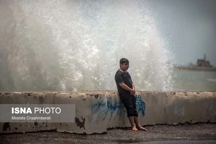 (تصاویر) مواج‌شدن ساحل بندرعباس بر اثر طوفان