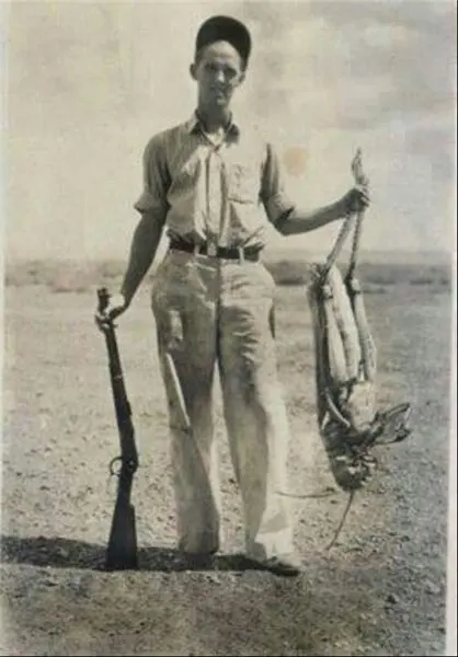 (عکس) شکار یک ملخ عجیب در بهبهان