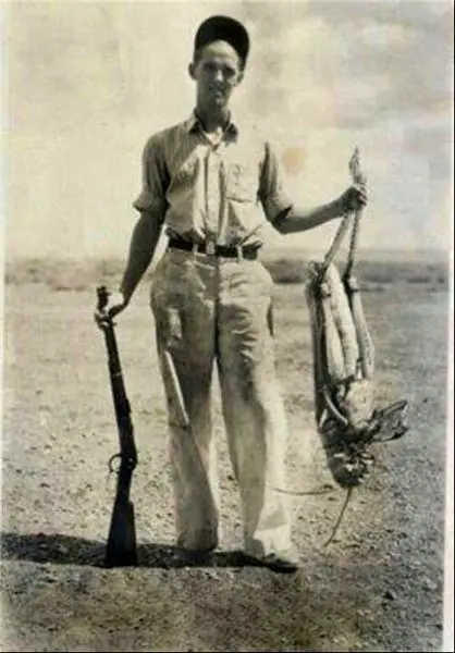 (عکس) شکار یک ملخ عجیب در بهبهان