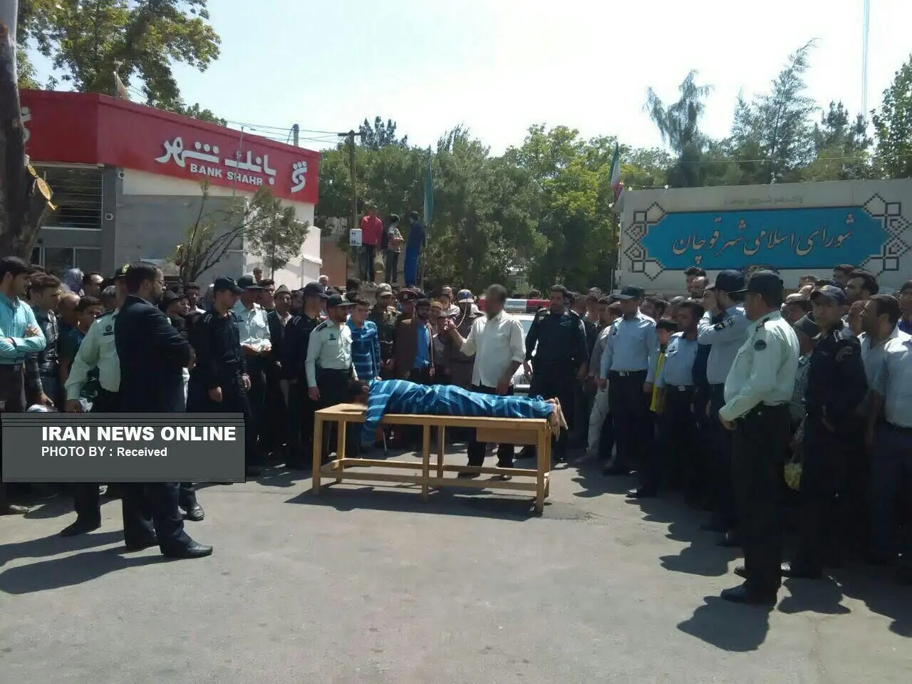شلاق در ملاء عام اوباش در قوچان