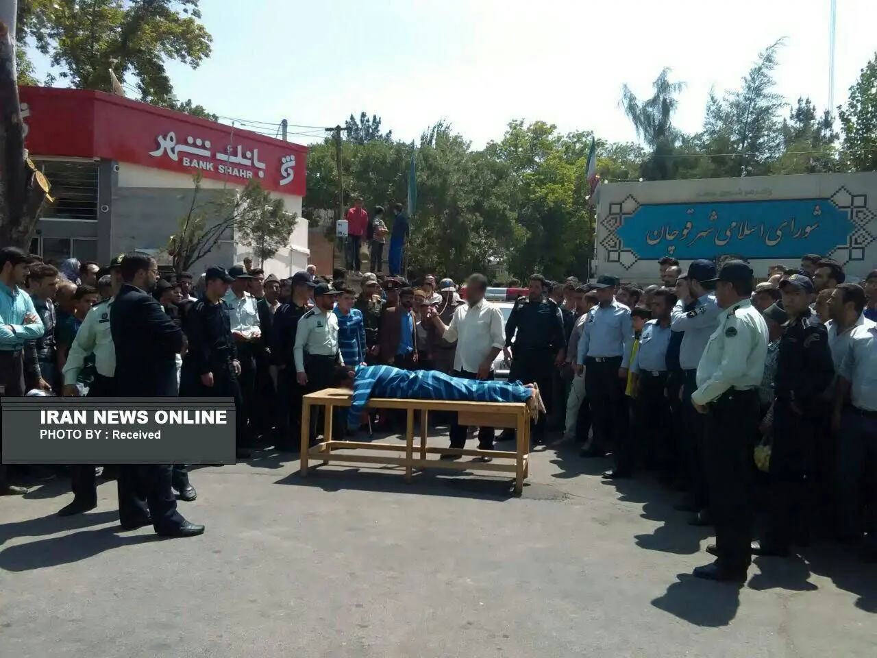 شلاق در ملاء عام اوباش در قوچان