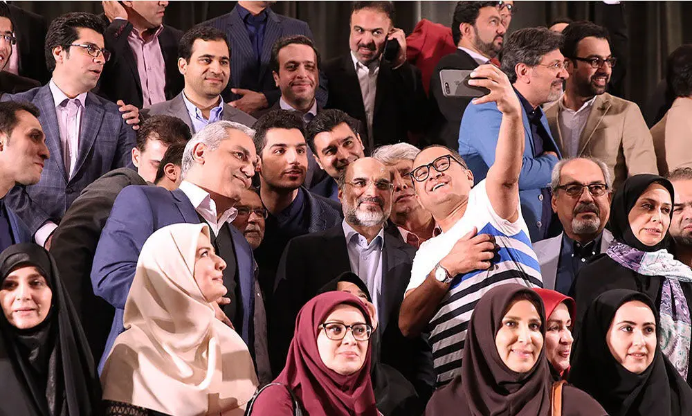 (عکس) سلفی جوان و مدیری با رییس‌ صداوسیما