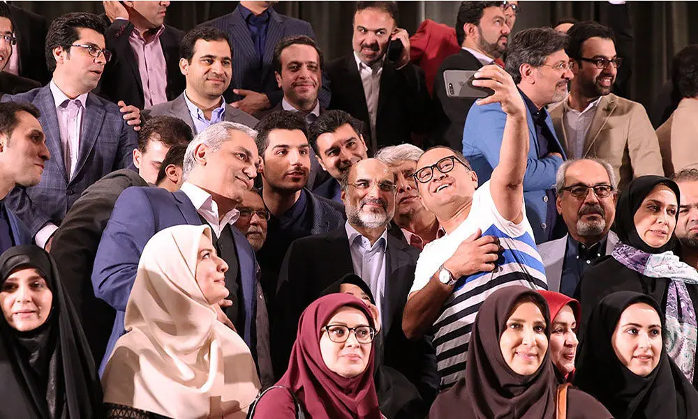 (عکس) سلفی جوان و مدیری با رییس‌ صداوسیما