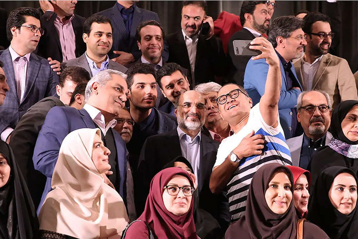 (عکس) سلفی جوان و مدیری با رییس صداوسیما