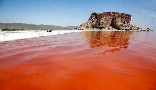 عکس (قرمزی دوباره دریاچه ارومیه)