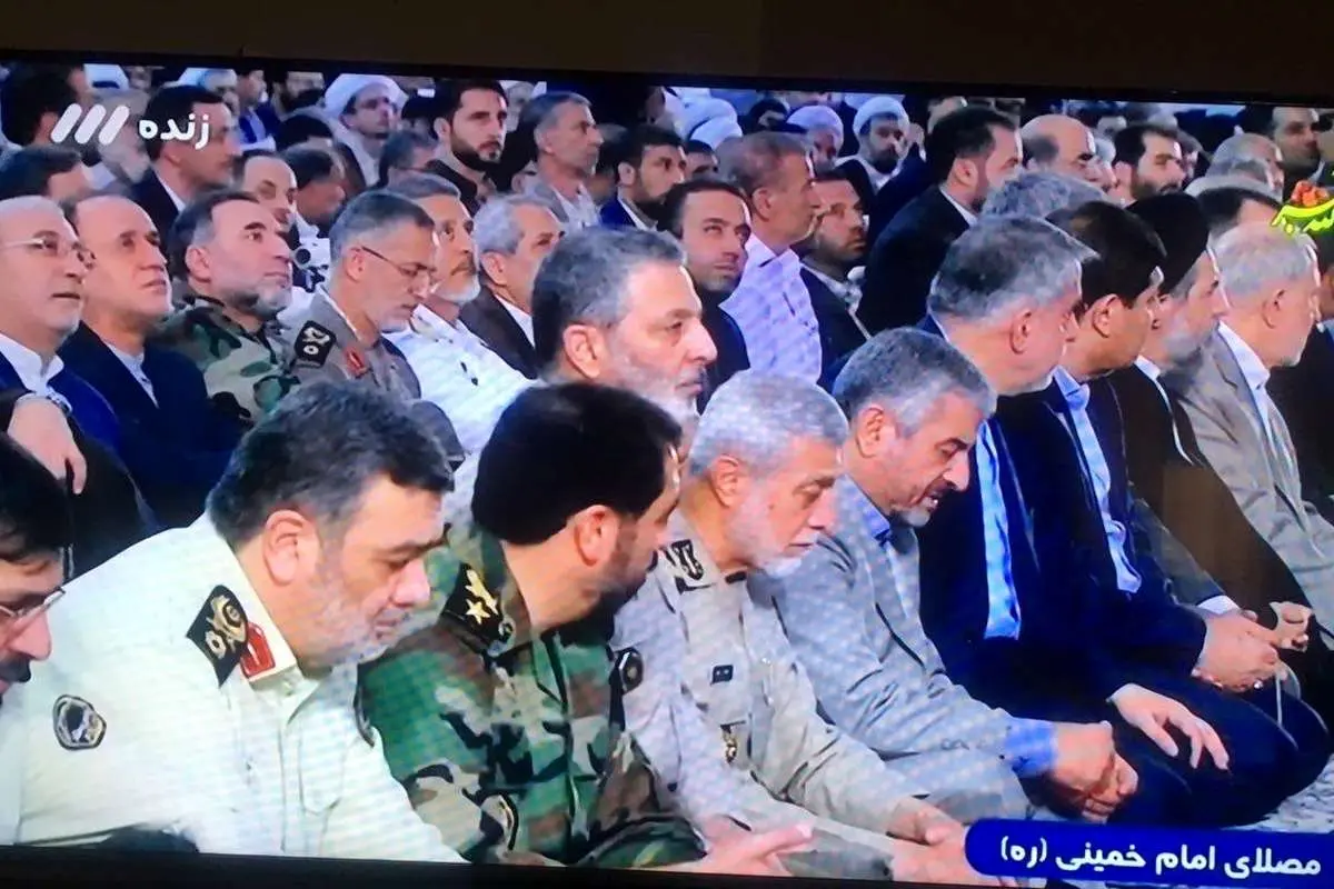 چه کسانی در صف اول نماز حضور داشتند؟