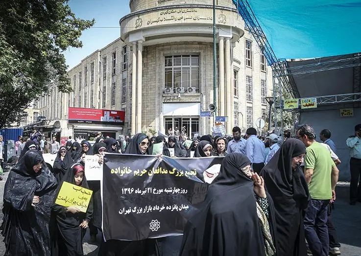 (تصاویر) اهداء گل به بانوان در بازار تهران