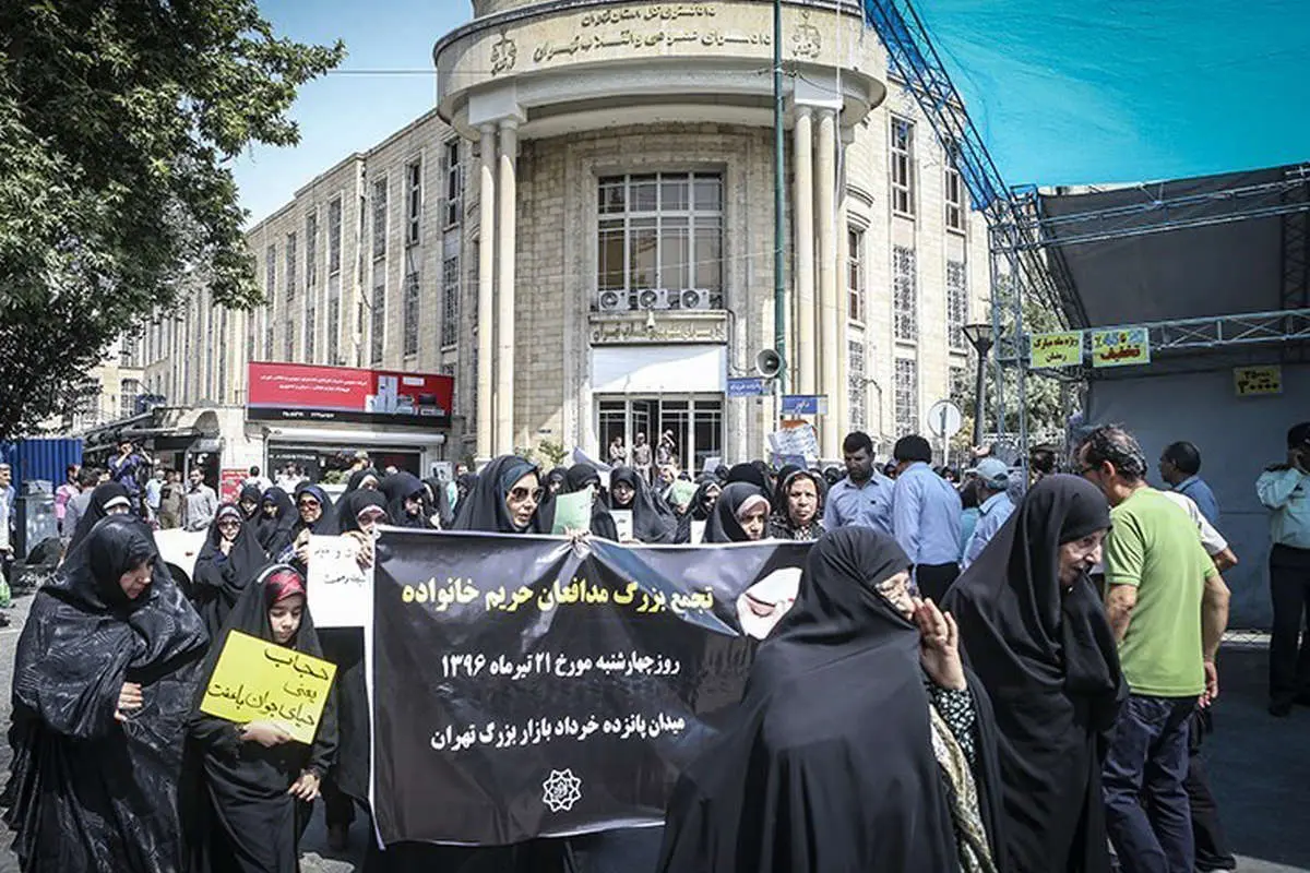 (تصاویر) اهداء گل به بانوان در بازار تهران