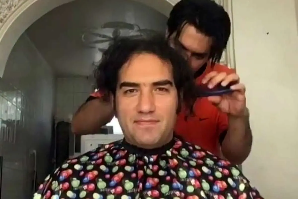 (عکس) خواننده سرشناس بالاخره موهایش را زد
