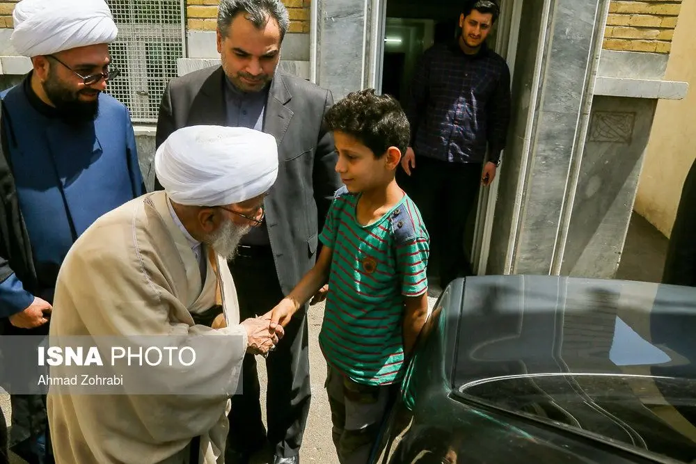 (عکس) مواجهه آیت‌الله جنتی با یک کودک