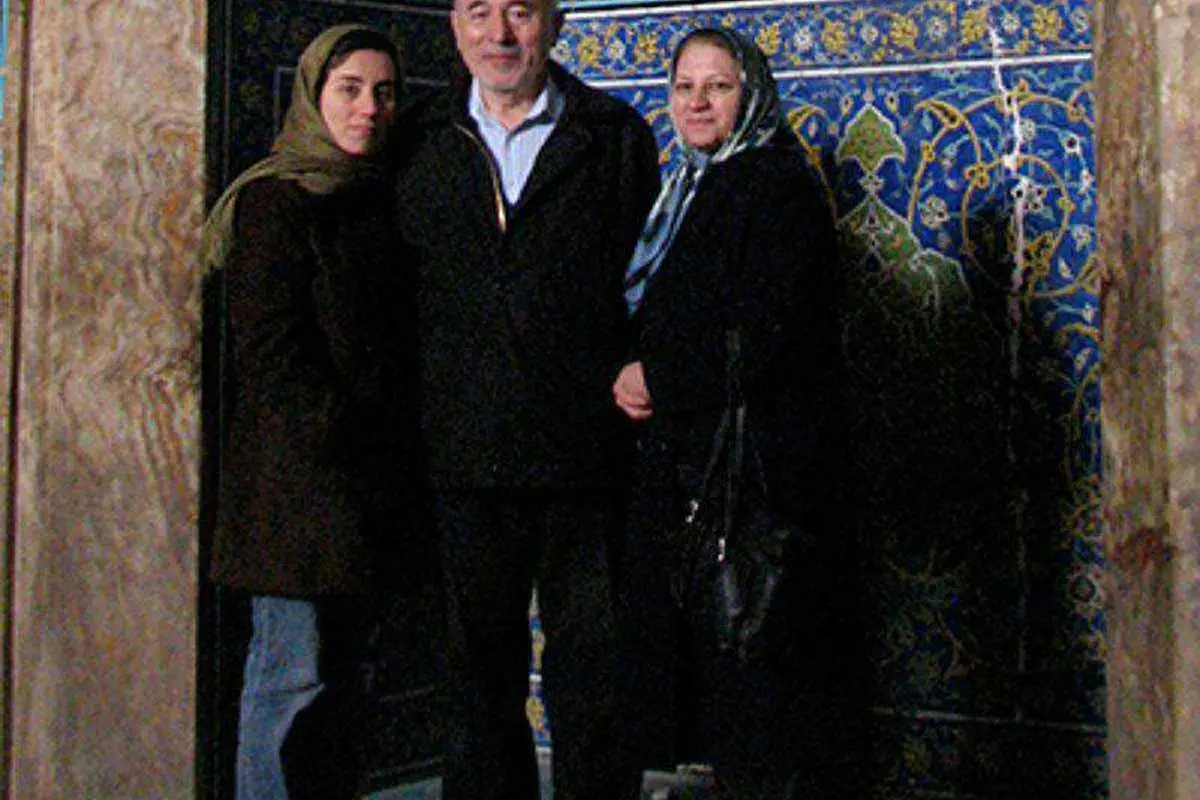 مریم میرزاخانی در کنار پدر و مادرش
