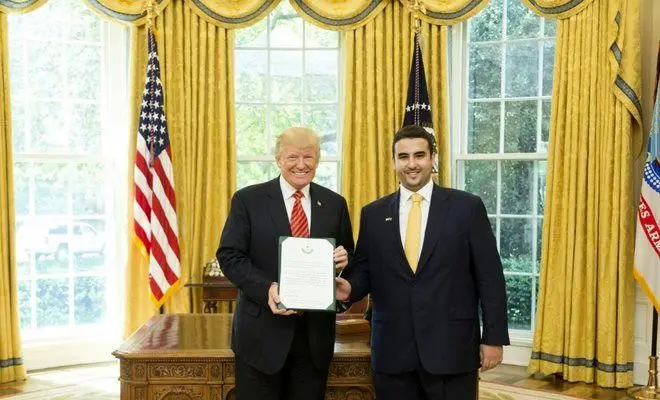 (عکس) تحویل استوارنامه‌ پسر پادشاه عربستان به ترامپ