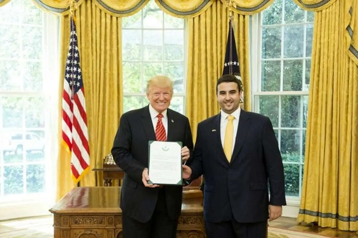 (عکس) تحویل استوارنامه پسر پادشاه عربستان به ترامپ