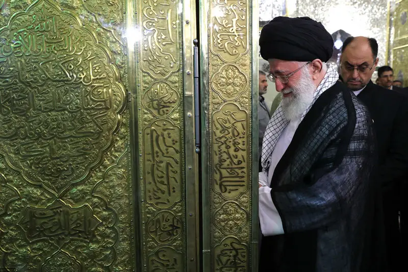 (تصاویر) رهبرانقلاب در غبار روبی حرم امام‌رضا(ع)