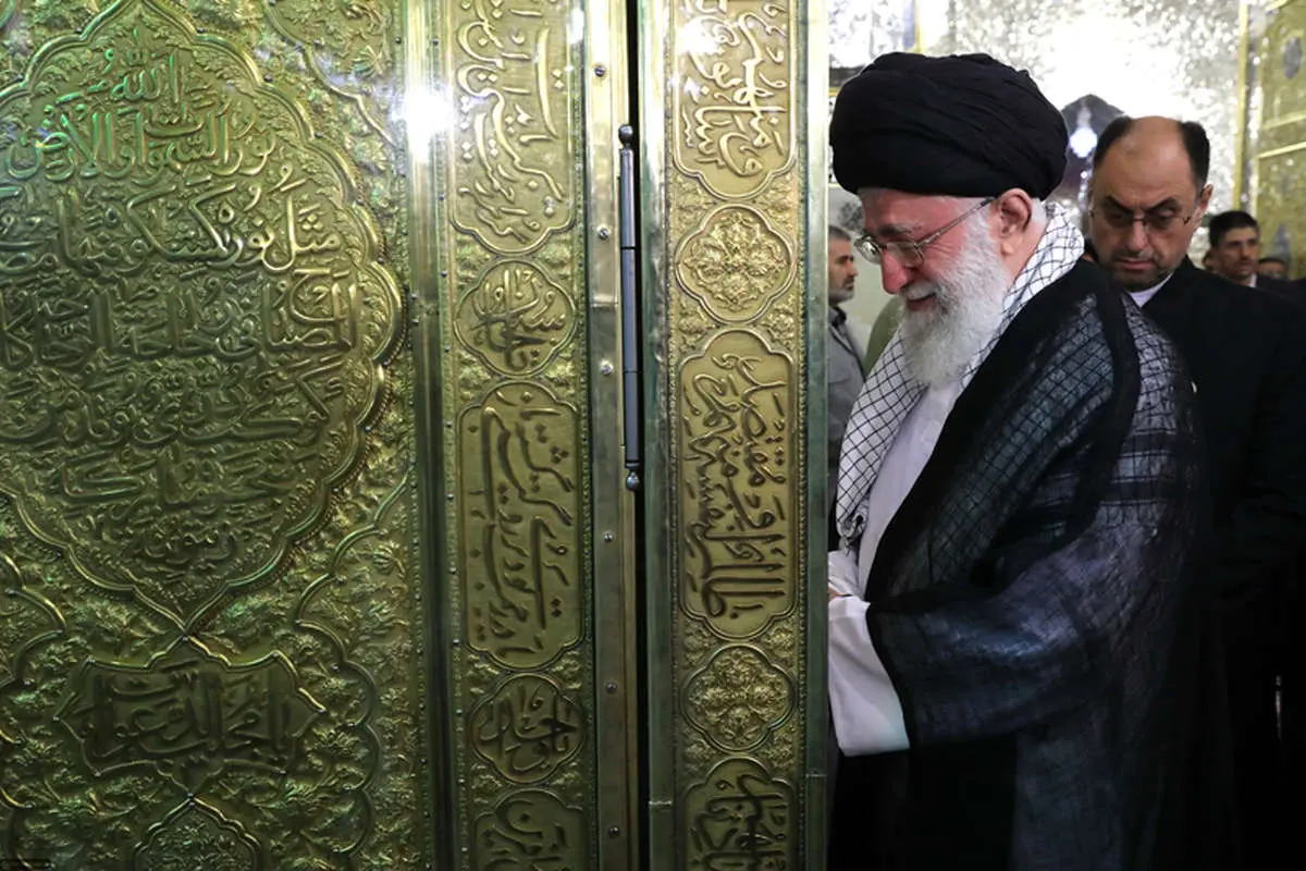 (تصاویر) رهبرانقلاب در غبار روبی حرم امامرضا(ع)
