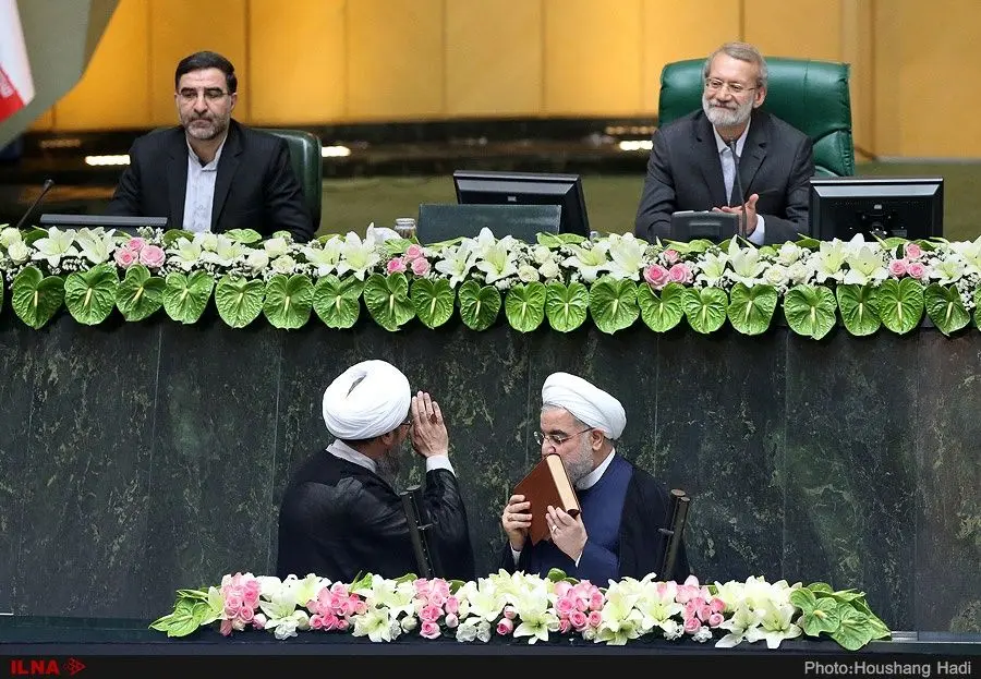 (عکس) ابراز ارادت آیت‌الله آملی لاریجانی به برادرش