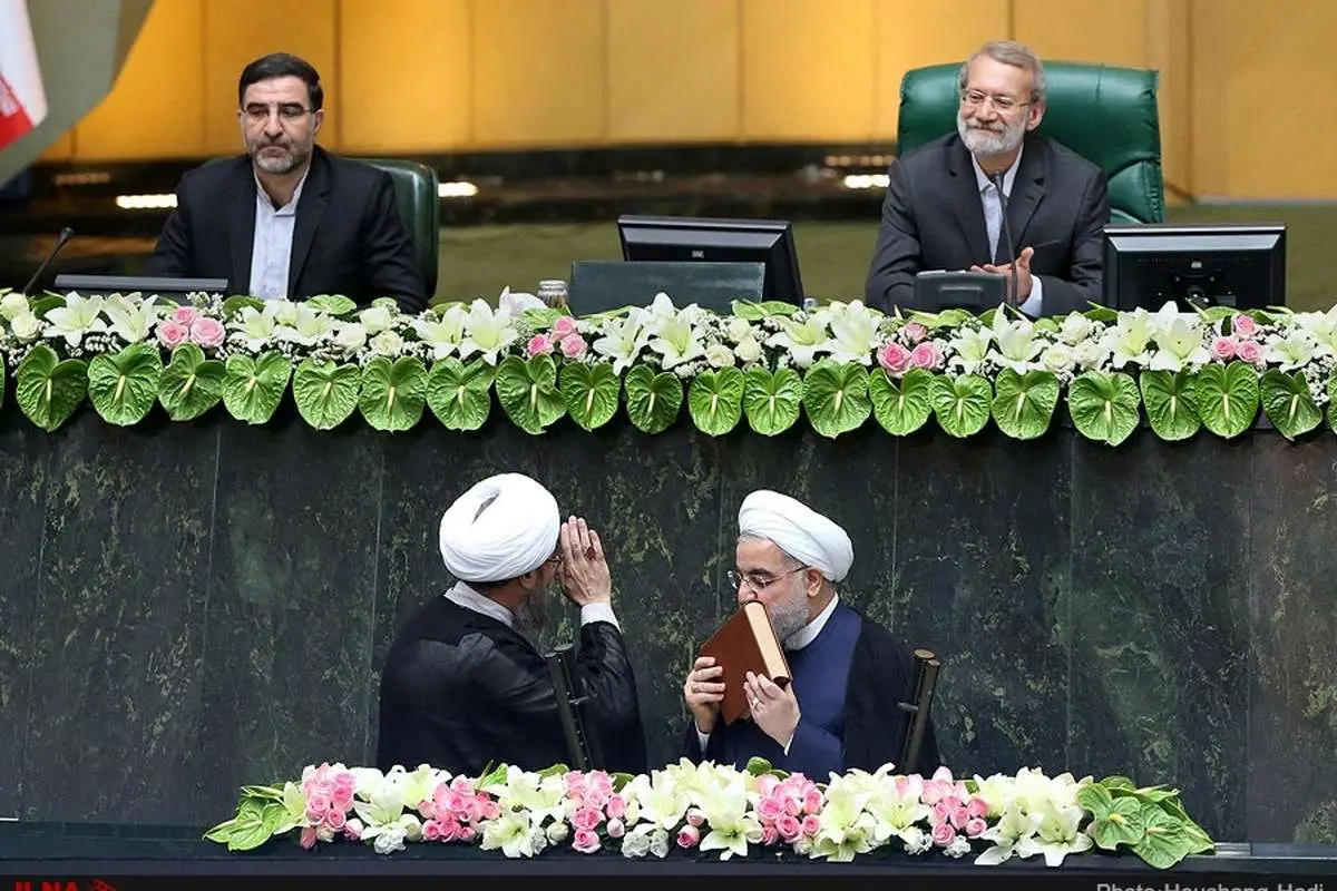 (عکس) ابراز ارادت آیتالله آملی لاریجانی به برادرش