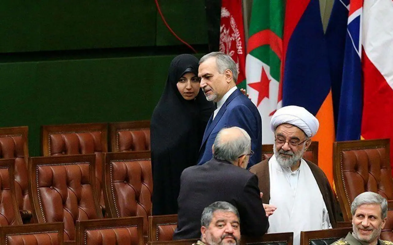 (عکس)دختر روحانی در مراسم تحلیف