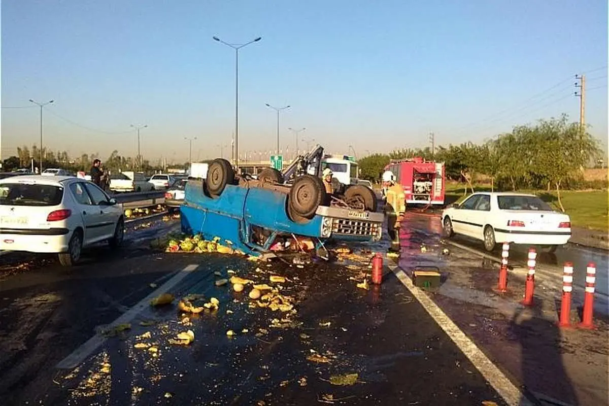 (تصاویر) واژگونی بار هندوانه وسط بزرگراه آزادگان!