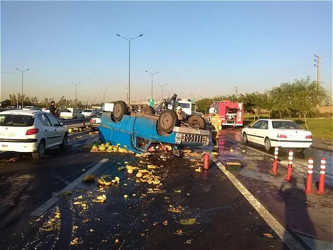 (تصاویر) واژگونی بار هندوانه وسط بزرگراه آزادگان!
