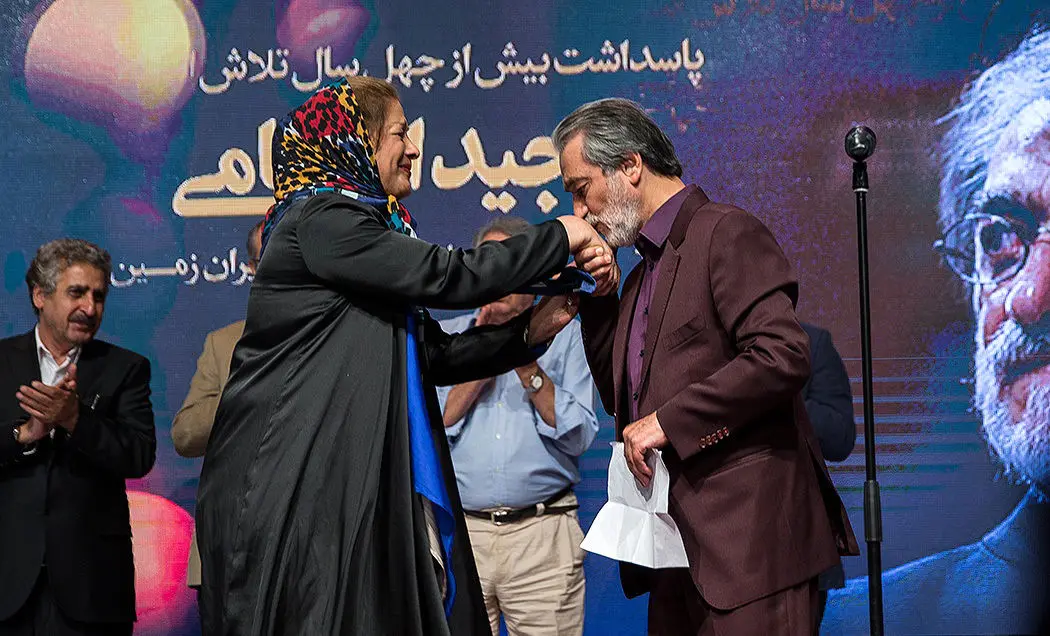 (تصاویر) بوسه انتظامی و همسرش بر دستان هم
