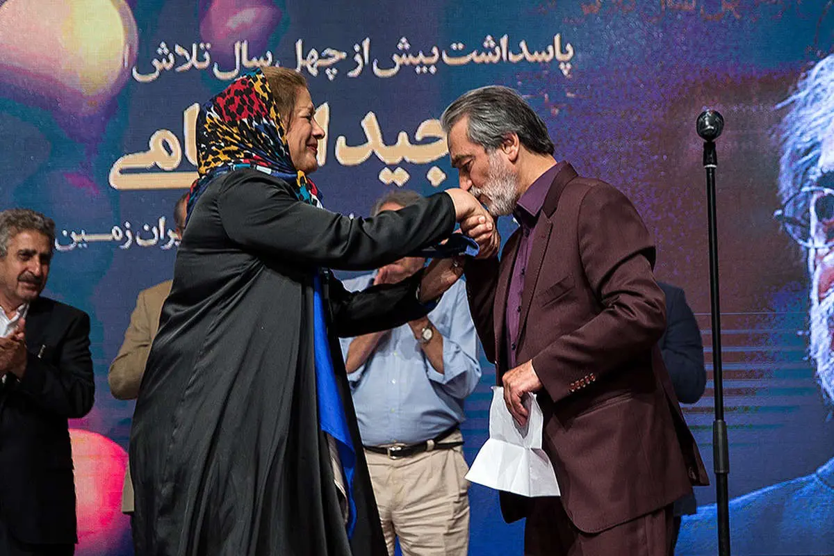 (تصاویر) بوسه انتظامی و همسرش بر دستان هم
