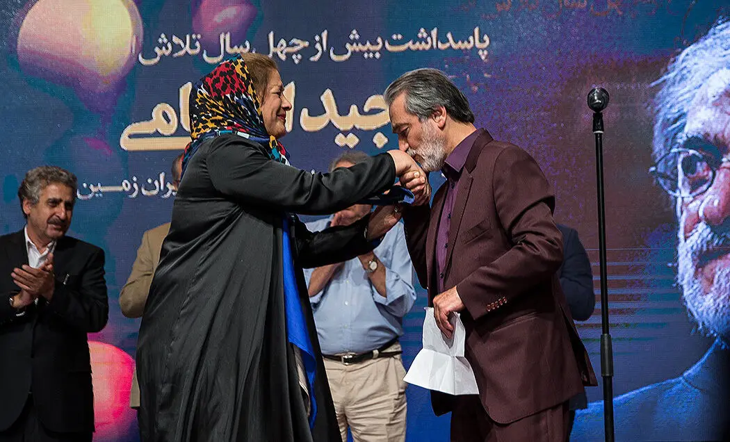 (تصاویر) بوسه انتظامی و همسرش بر دستان هم