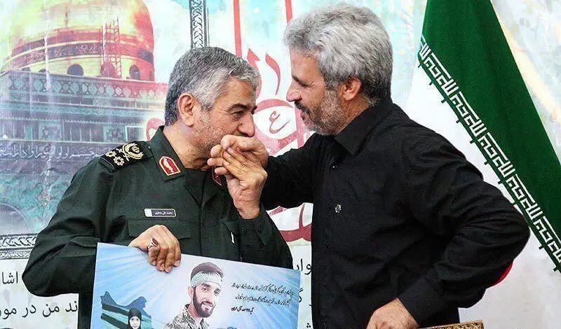 (تصویر) بوسه فرمانده سپاه بر دست پدر شهید حججی
