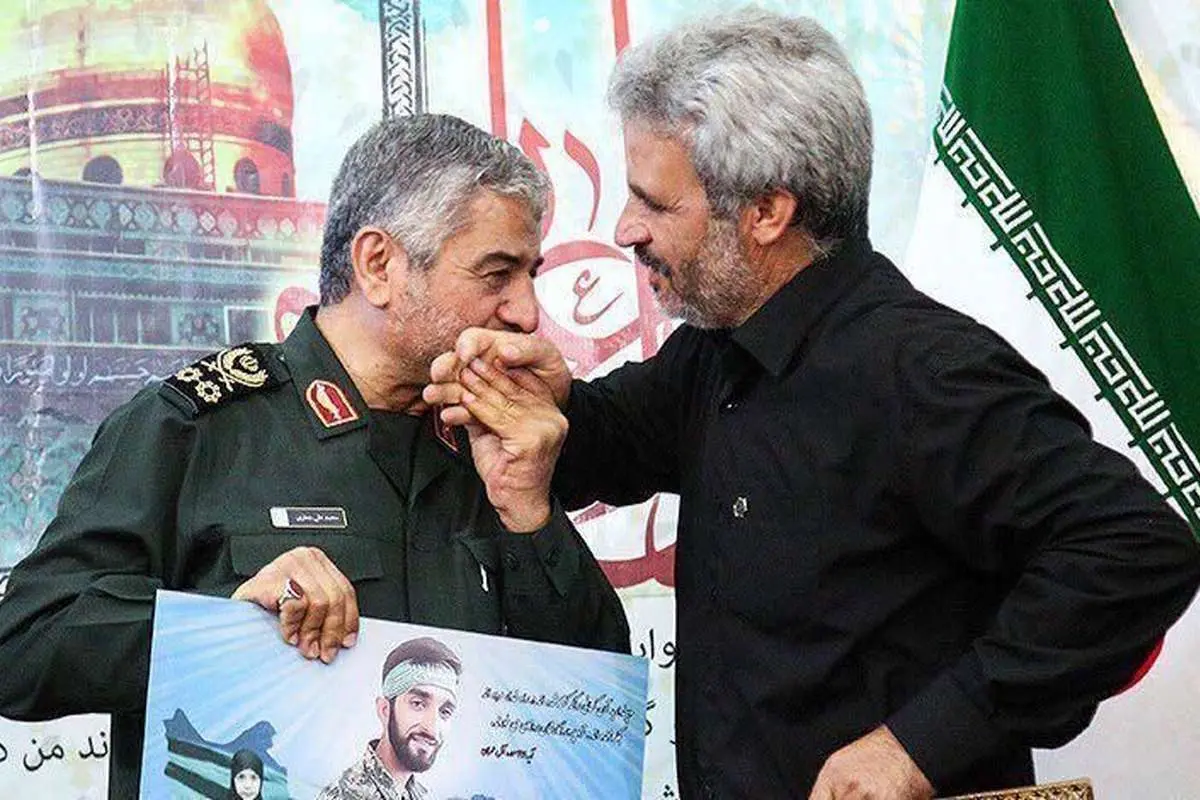 (تصویر) بوسه فرمانده سپاه بر دست پدر شهید حججی