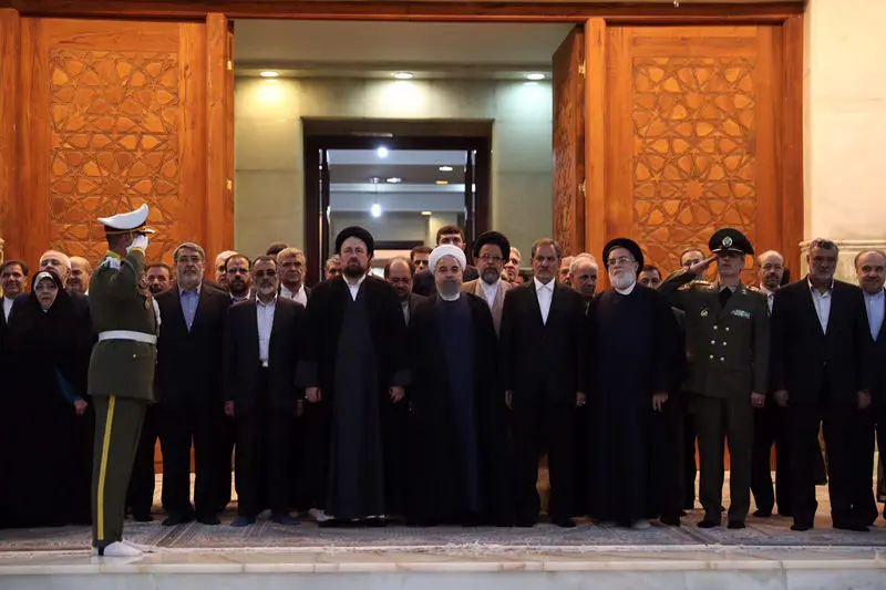 (تصاویر) روحانی و هیات دولت در حرم امام(ره)